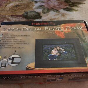 NEXTAR 7-Inch Digital Photo Frame with Slide Show Function Black & Silver Frame